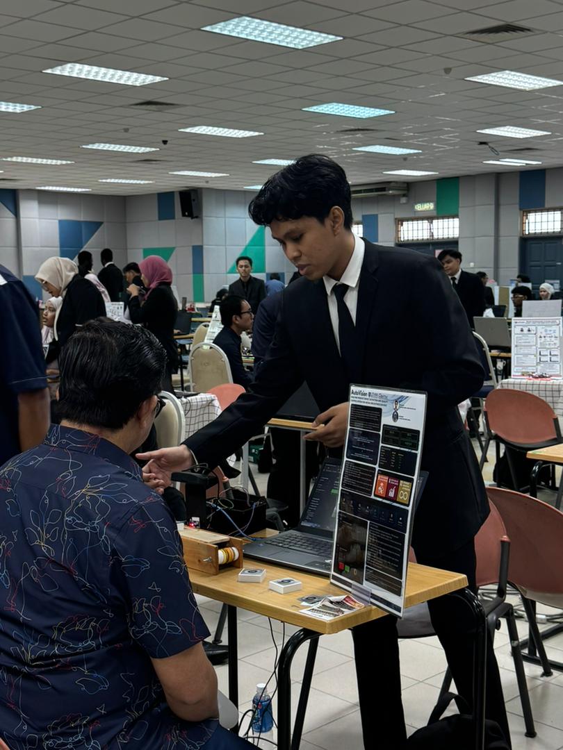 Muhamad Amirul Aiman presenting AutoVision Final Year Project